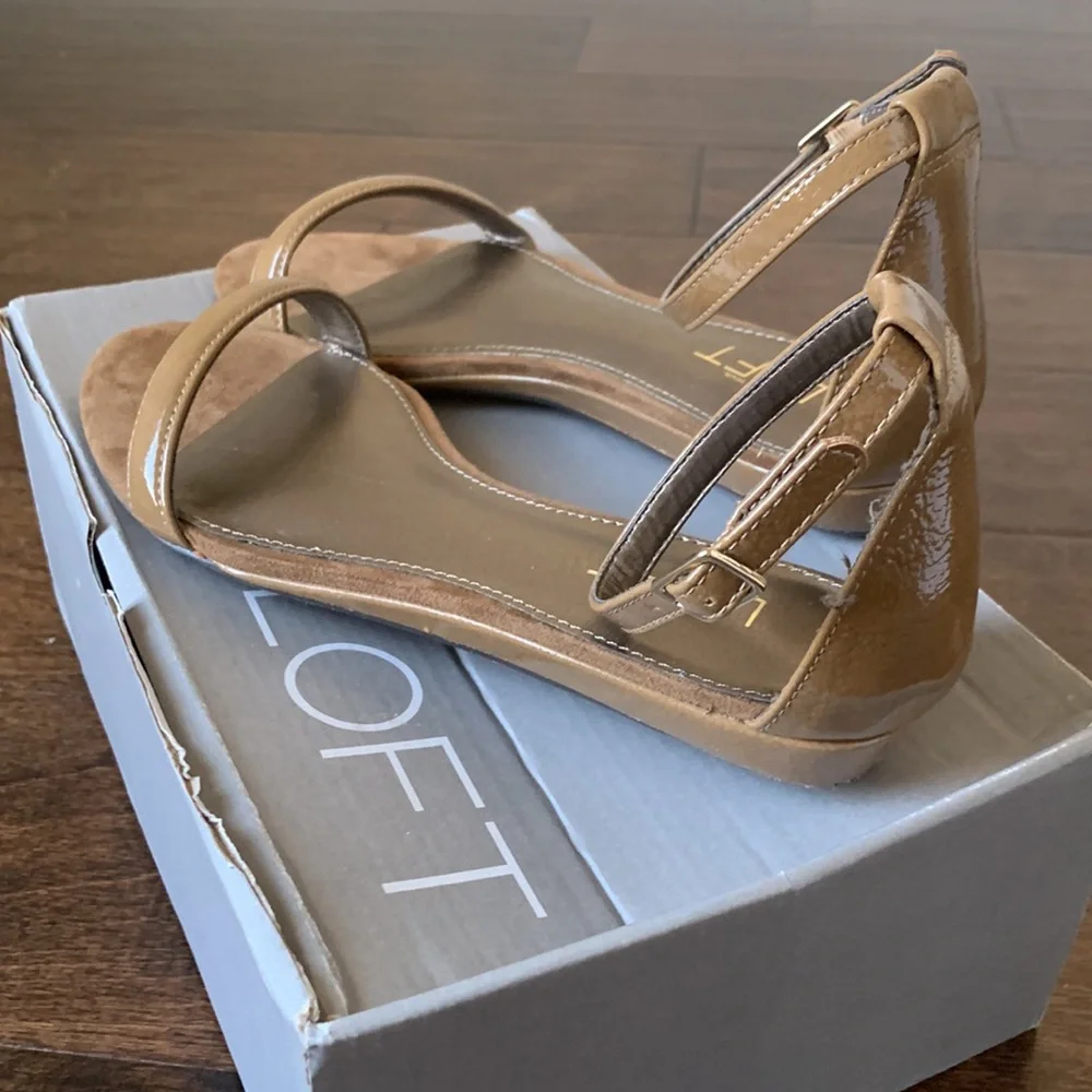 NIB LOFT Single Strap Mini Wedge Sandals Size 7